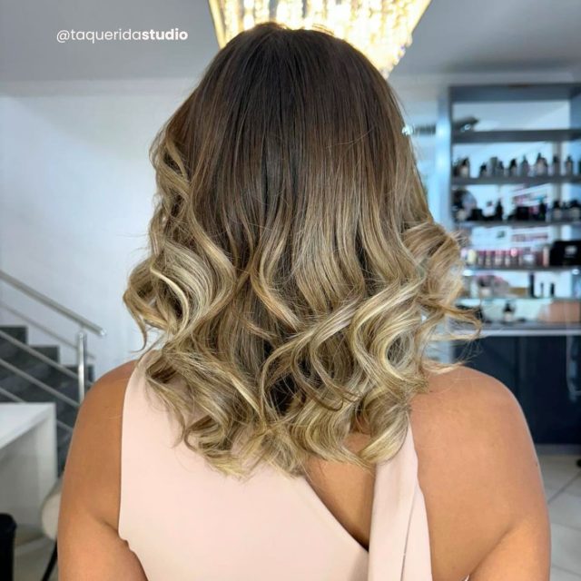 Brilho, movimento e aquele efeito de salão que faz diferença no visual… e na autoestima✨
Tem dias que tudo o que a gente precisa é se olhar no espelho e gostar do que vê😌
Agende seu horário com a gente!
📍 R. Varsóvia, 131 – Grã-Duquesa