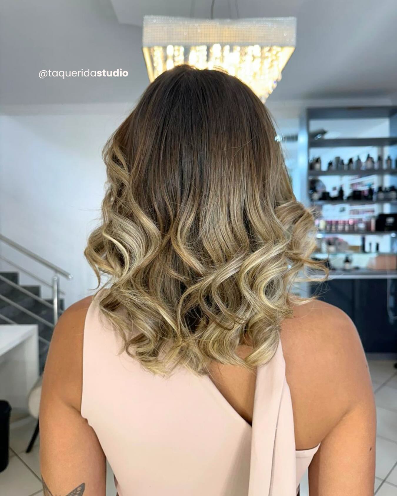 Brilho, movimento e aquele efeito de salão que faz diferença no visual… e na autoestima✨
Tem dias que tudo o que a gente precisa é se olhar no espelho e gostar do que vê😌
Agende seu horário com a gente!
📍 R. Varsóvia, 131 – Grã-Duquesa